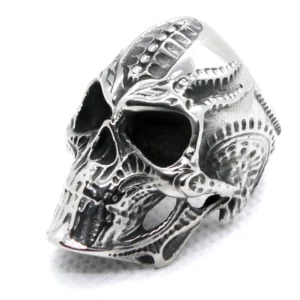 Biomechanischer Totenkopf Ring aus Edelstahl in Linksansicht mit intrinsischen eingravierter Biomechanik-Muster und silbern glänzender Oberfläche