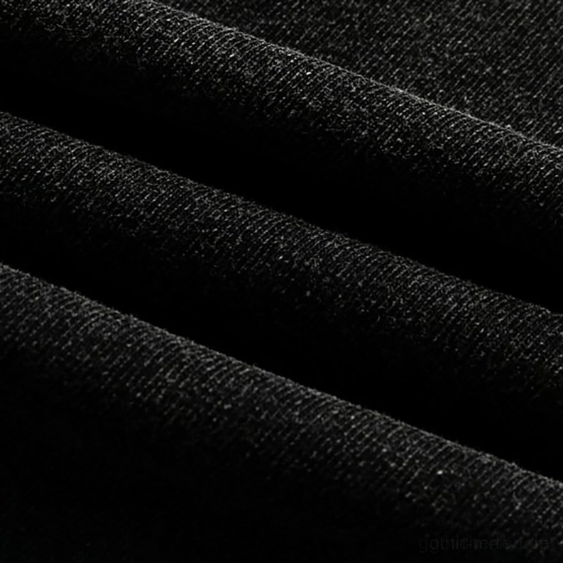 Flache Texturaufnahme des Baumwoll-Strickgewebes mit drapiertem Falten auf unisex gothic T-Shirt, mittelschwere Baumwollqualität