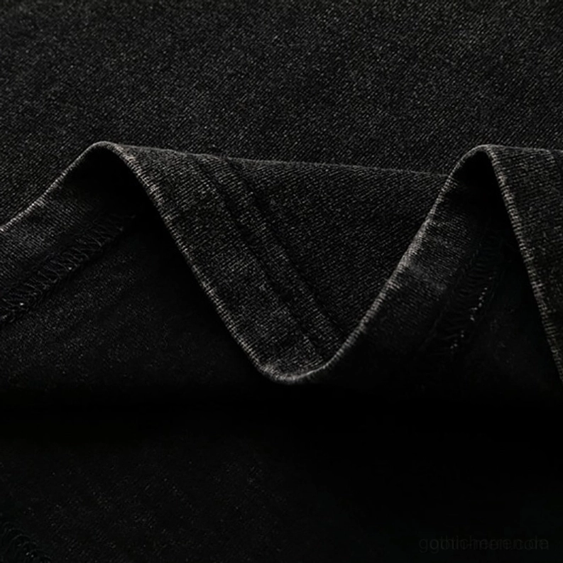 Nahaufnahme des schwarzen Baumwollsaums mit gewaschener Textur und weichem Faltenbruch auf übergroßem gothic T-Shirt