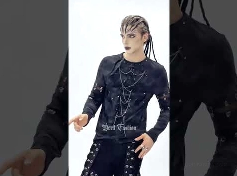 Collage aus zugeschnittenen modellaufnahmen des schwarzen distressed chain gothic langarm-tops mit studded details und ärmel-cutout-design
