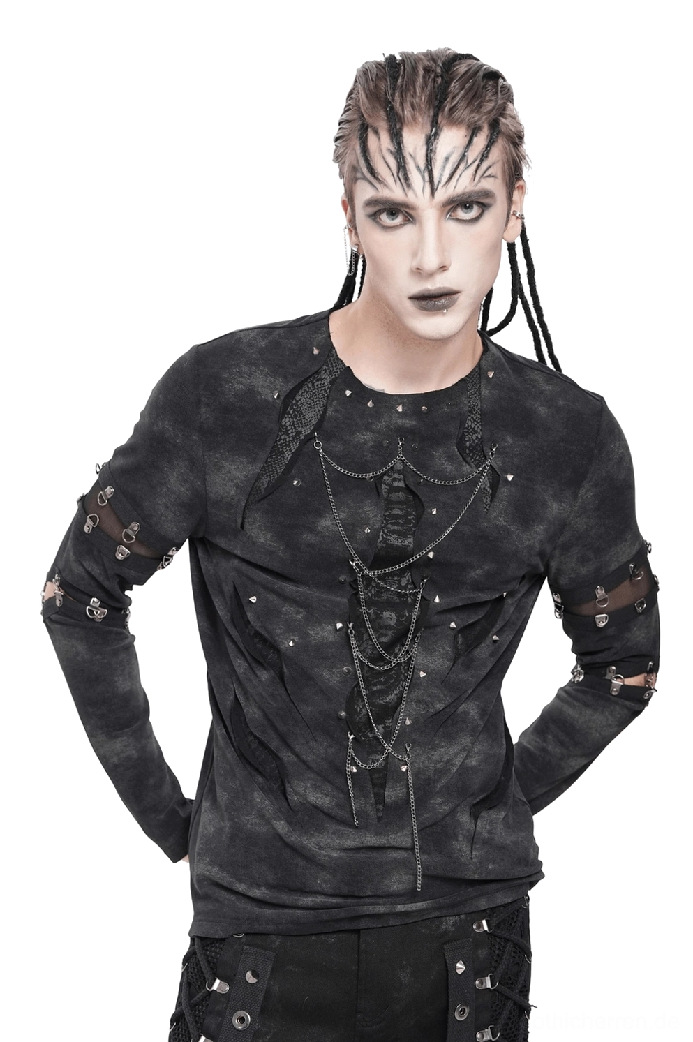 Schwarzes distressed chain gothic langarm-top mit mesh-cutout-riemen frontansicht auf männlichem modell mit geflochtenen dreadlocks