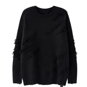 Schwarzer übergroßer zerrissener Gothic Strickpullover Frontalansicht flach ausgelegt mit ausgefranstem Dekorationsmuster gerippter Rundhals kunstvolle Distressing