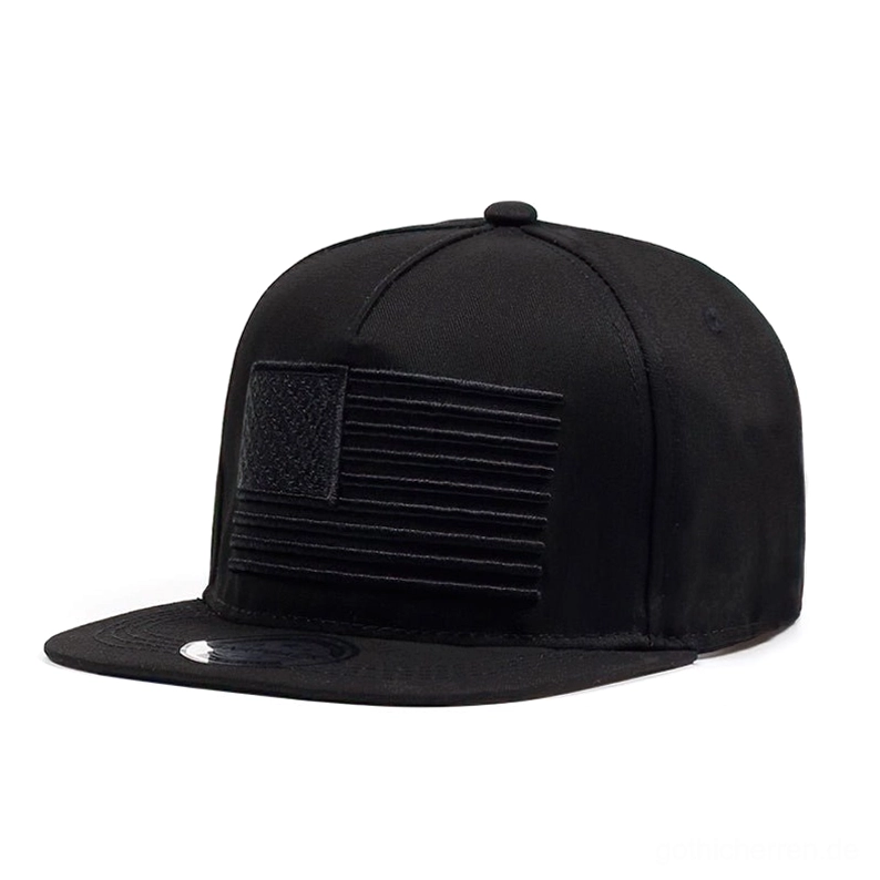 Schwarze Gothic American Flag Snapback Kappe mit tonaler Stickerei Vorderansicht, strukturierte Flat-Brim Konstruktion, Streetwear Alternative Fashion