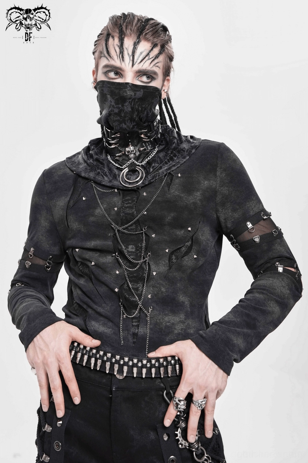 Styled-shot des schwarzen gothic chain tops mit layering und alternative-fashion-ästhetik zur inspiration bei styling und outfit-kombinationen