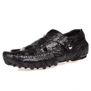Schwarze Gothic-Loafer mit Krokodilprägung Vorderansicht, echtes Leder mit Metallakzentriemen und rutschfester Gummisohle