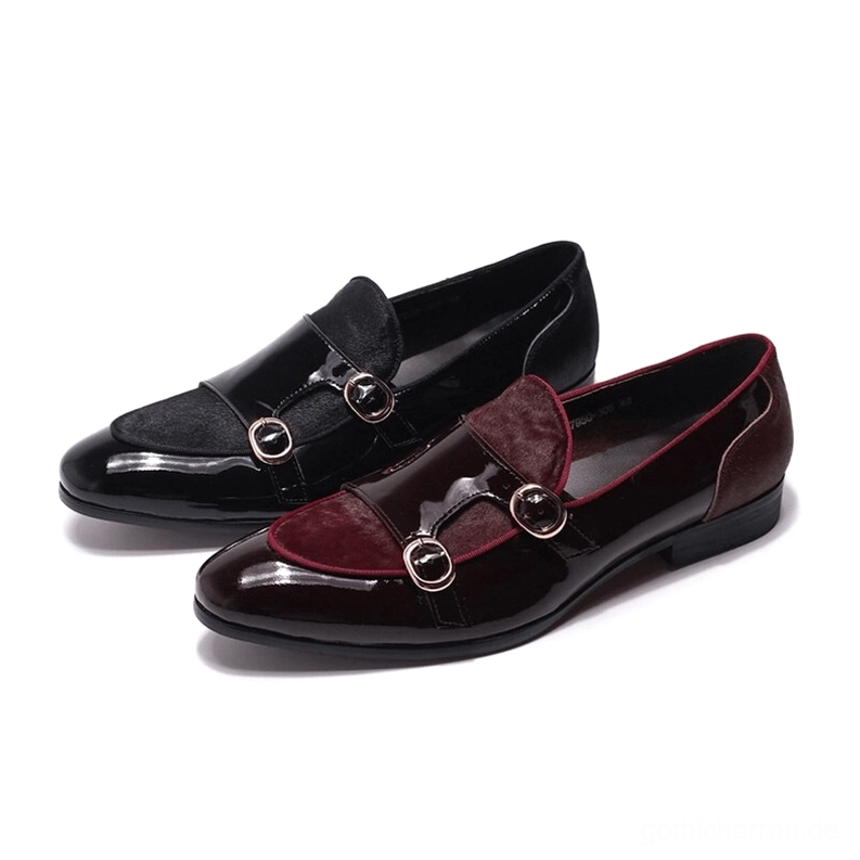 Schwarze Gothic Doppelschnallen Lackleder Loafer – primäre Produktfotografie mit vollständiger Vorderansicht