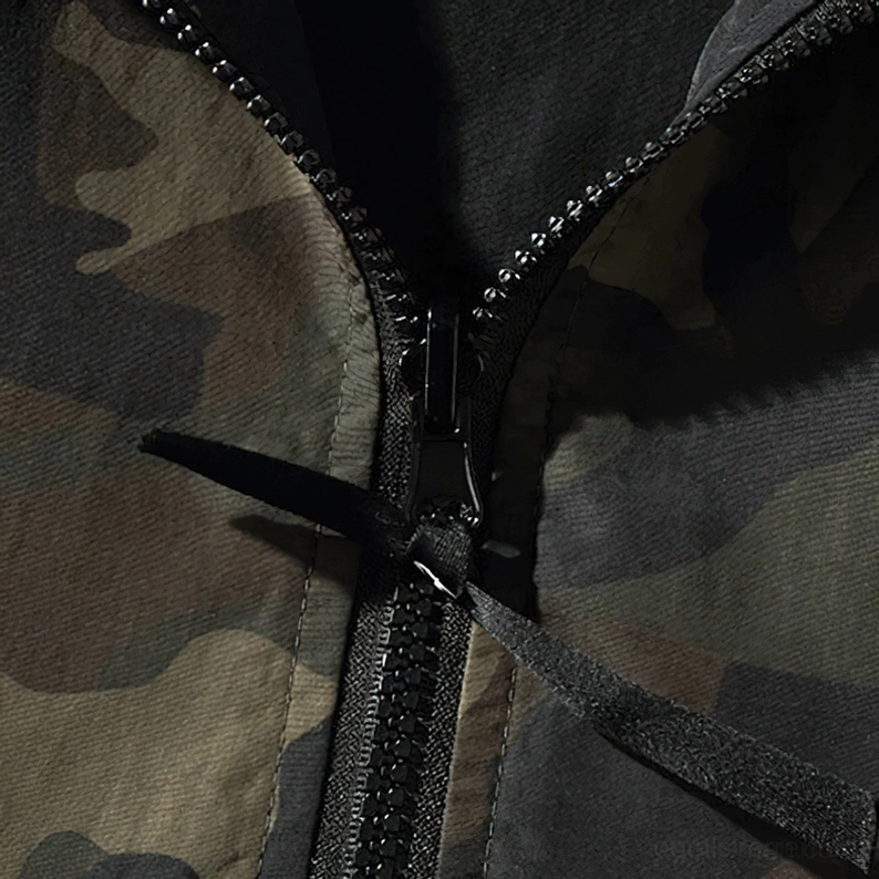 Schwarzer-Gothic-Kapuzenpullover-Detail zeigt verstellbare Kordel und Kapuzen-Konstruktionsqualität, raffinierte Verarbeitung, hochwertige Finish-Details, minimalistische Gothic-Mode
