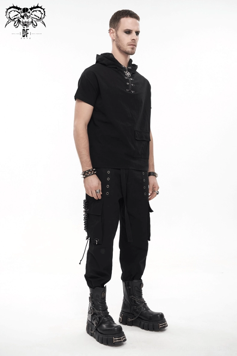 Männliches Modell trägt schwarzes Gothic Hoodie Vorne-Drei-Viertel Ansicht mit Händen in Taschen zeigt Gothic Accessoires Styling
