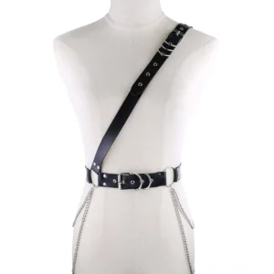 Schwarzes Gothic One-Shoulder Ledergeschirr mit silbernen Kettenquasten und verstellbaren Schnallen – Frontansicht auf Schneiderpuppe