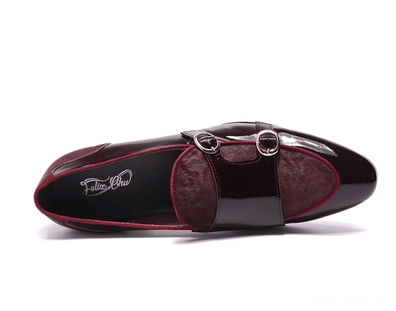Schwarze Gothic Loafer gewinkelte Seitenansicht hebt Lackleder-Patent und Wildleder-Konstruktion mit Textur-Kontrast hervor