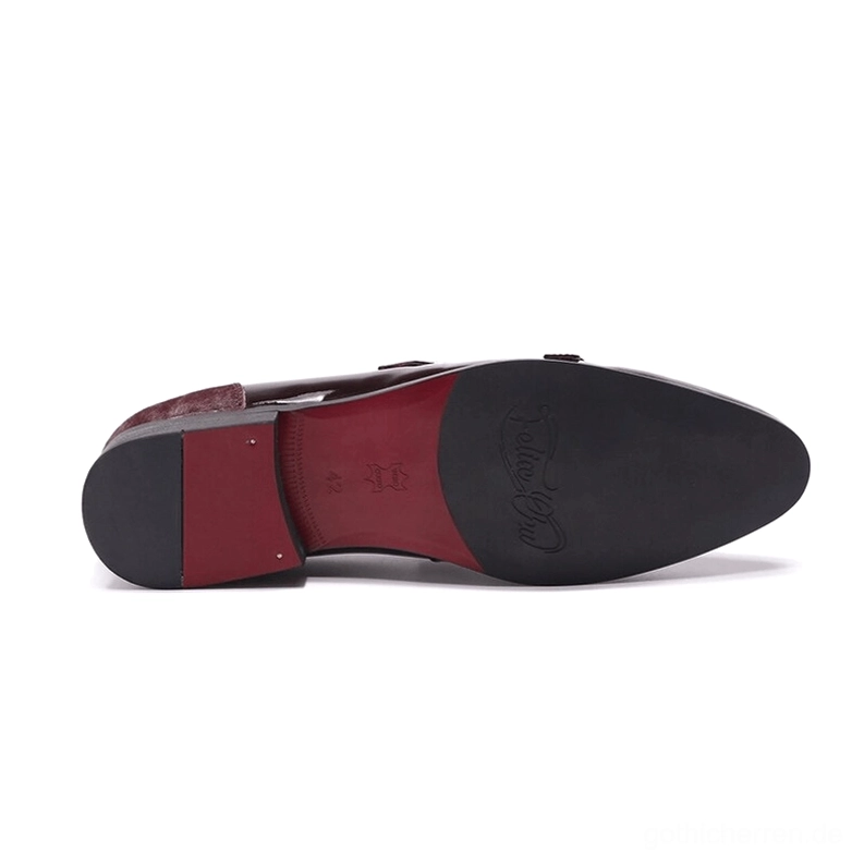 Schwarze Gothic Doppelschnallen Loafer – Detailaufnahme der Goldenen Hardware und feinen Leder-Textur mit Oberflächenfinish