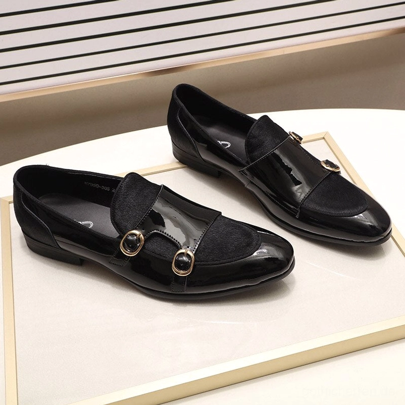 Schwarze Gothic Loafer auf dekorativem Tablett präsentiert – Premium-Präsentation mit Schattierung und Luxus-Styling
