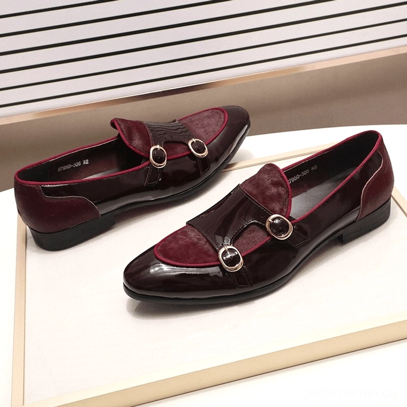 Schwarze Gothic Loafer – Doppelschnallen-Verzierung und verfeinertes Design-Fokus mit Hardware-Hervorhebung