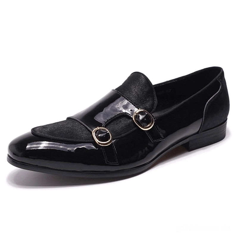 Schwarze Lackleder Gothic Loafer – Seitenprofil mit gespitzter Zehenform und Wildleder-Vamp-Panel-Details