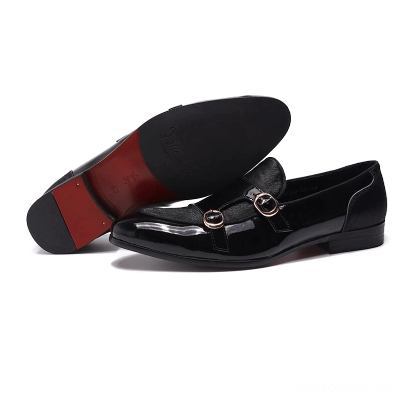 Schwarze Gothic Loafer Draufsicht zeigt markierte rote Gummi-Außensohle und Doppelschnallen-Details mit Hardware-Focus