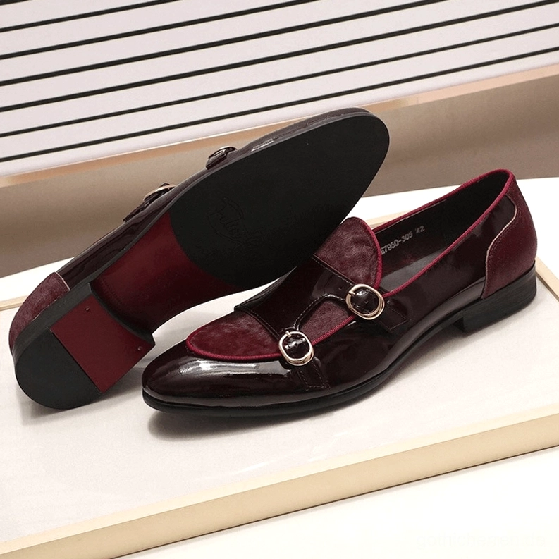 Schwarze Gothic Lackleder Loafer – Premium-Fußbekleidungs-Styling-Perspektive mit Formelle Eleganz