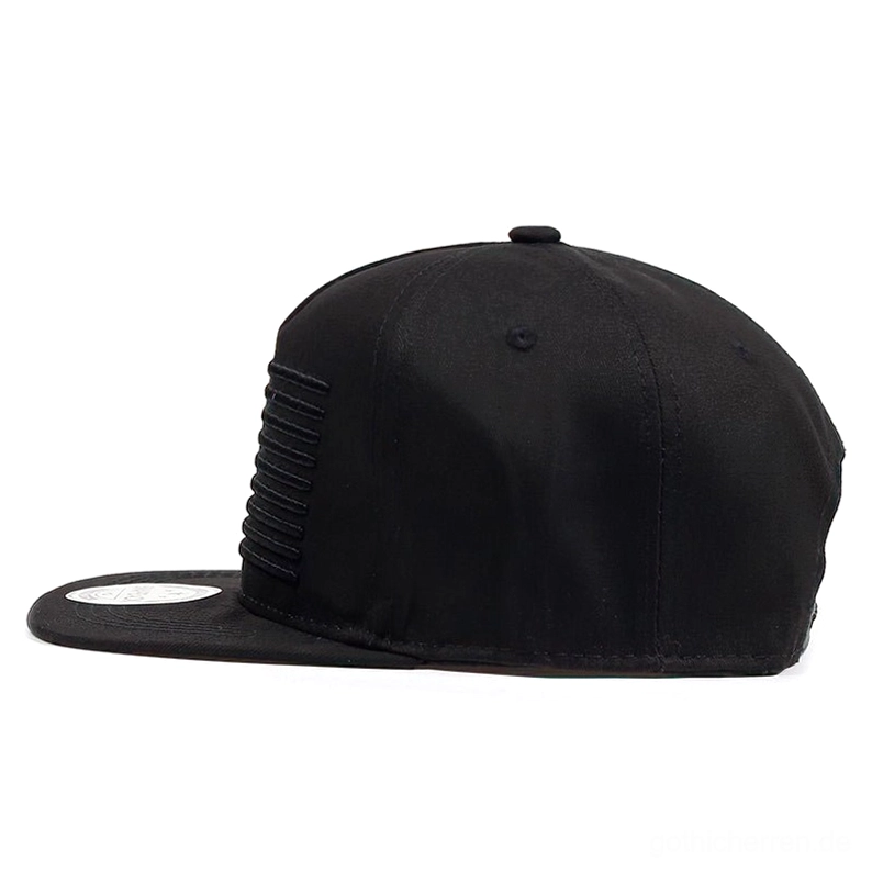 Schwarze Gothic Snapback Kappe Rückansicht mit tonalen Flag Streifen Detail auf Seitenpaneel, strukturierte Flat-Brim Konstruktion, Verarbeitungsdetails sichtbar
