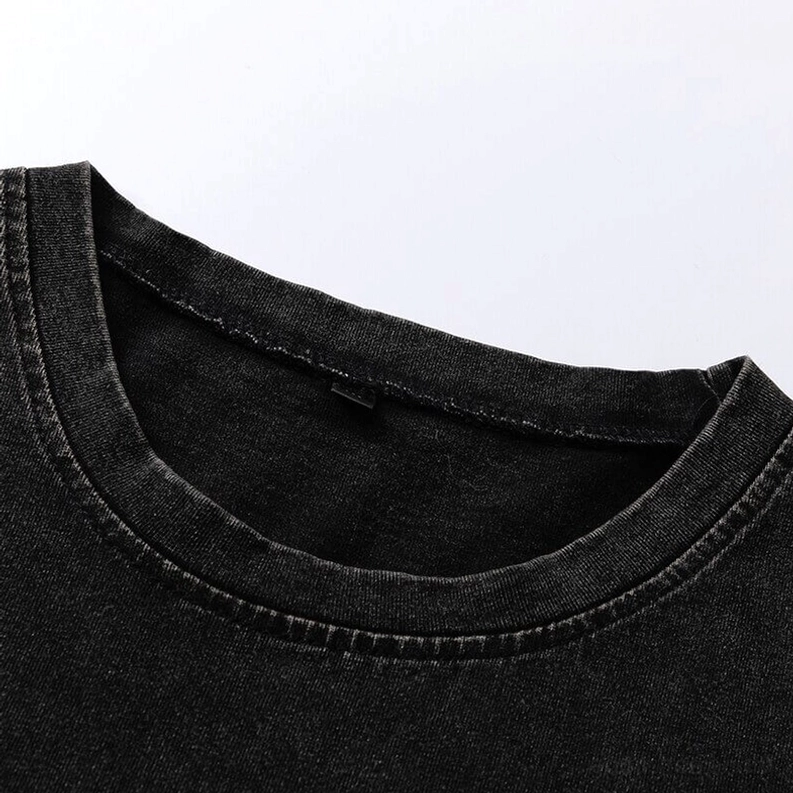 Nahaufnahme des gerippten Crewneck-Kragens und inneres Label auf schwarzem gothic T-Shirt, Detailaufnahme der Kragenverarbeitung mit überlock-Nähten