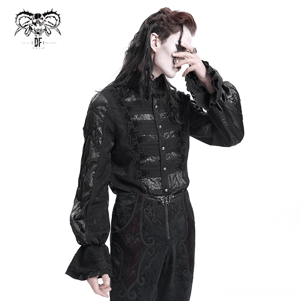 Alternative-Mode-Modell trägt kunstvolles schwarzes Spitzen-Gothic-Hemd mit dramatischer Stilisierung