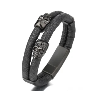 Schwarzes doppellagiges Leder-Schädel-Magnetarmband für Herren mit mattem schwarzem Edelstahl-Schädel-Verzierung und magnetischem Verschluss, Seitenansicht des Gothic-Armbands