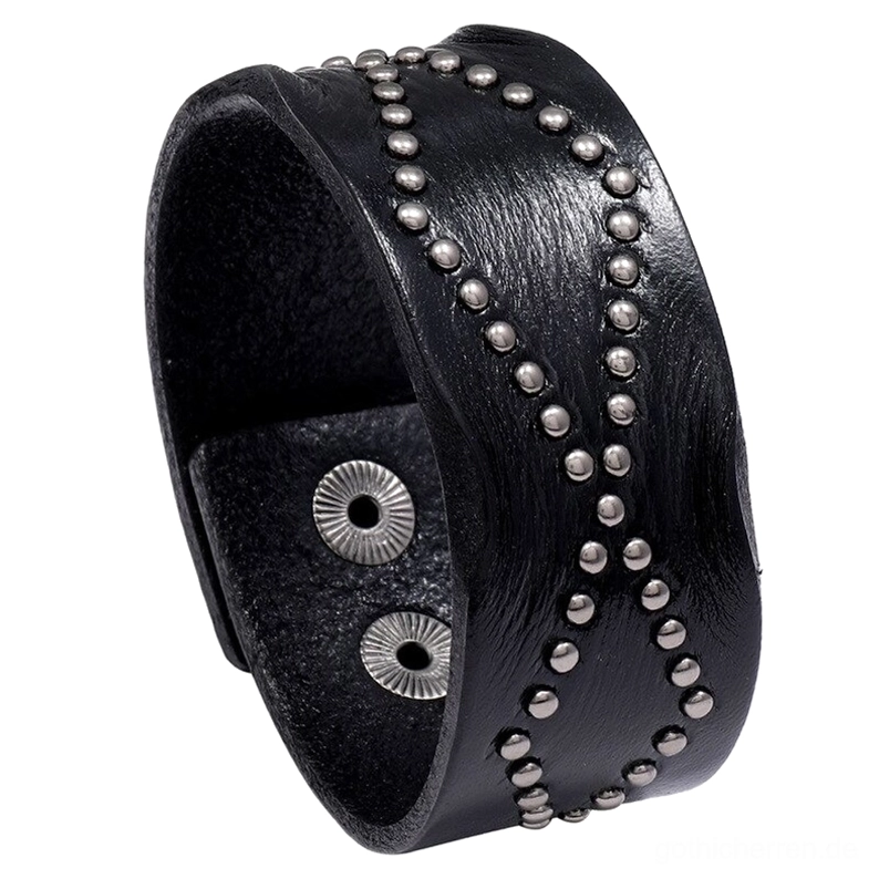 Schwarzes breites Leder-Gothic-Armband mit geometrischen Kreuznietdetails und Druckknopf-Verschluss, Aufsicht Detailansicht
