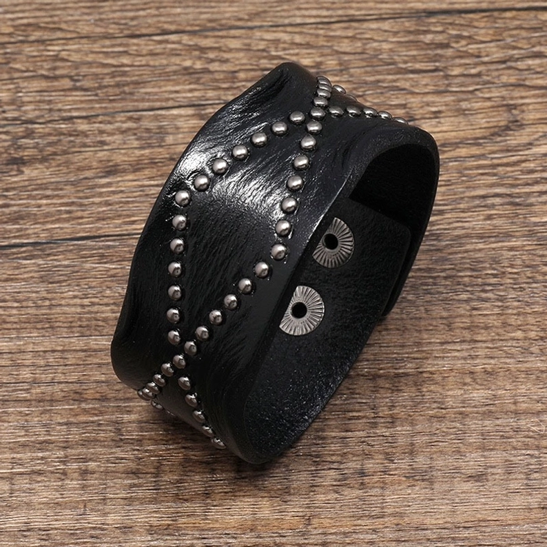 Schwarzes Leder-Gothic-Armband Seitenansicht zeigt Breite und handwerkliche Nietarbeit mit geometrischem Muster