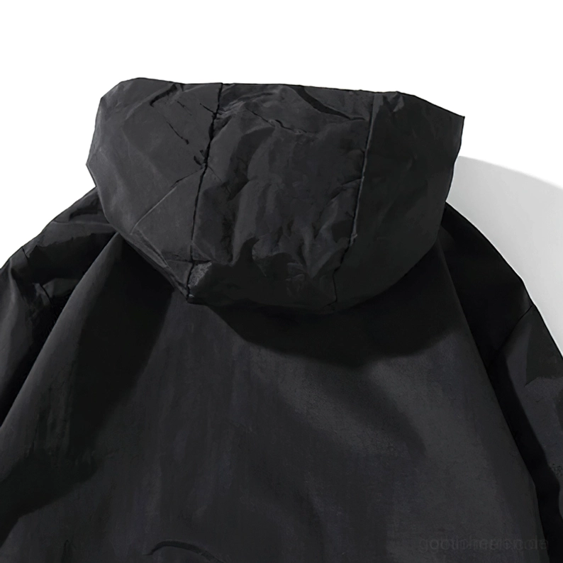 Modell trägt schwarzen Oversized-Gothic-Kapuzenpullover, demonstriert vielseitige Alternative-Mode-Styling, minimalist goth fashion, casual-darkwear ensemble, urban alternative aesthetic