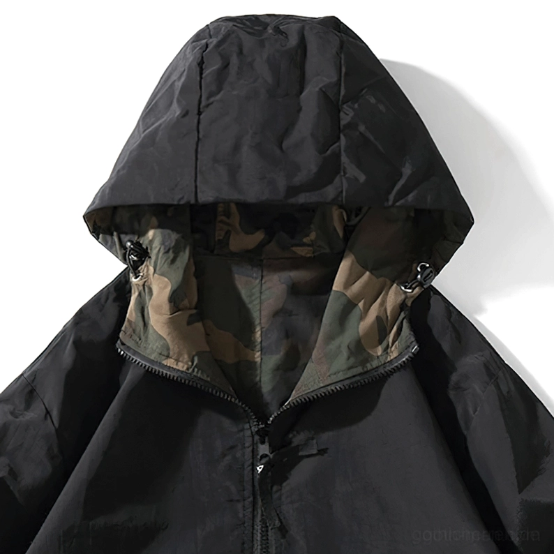 Mann im Oversized-schwarzen-Gothic-Pullover-Kapuzenpullover, Vorderdetail zeigt Kapuze und Half-Zip-Feature, verstellbare Kordel, minimalist gothic aesthetic, alternative urban wear