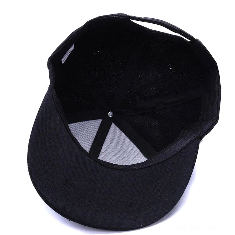 Schwarze Pyramid-Stud-Snapback-Kappe Rückansicht mit Snapback-Verstellungsmechanismus, gotische Kappe von hinten mit Verschluss-Details
