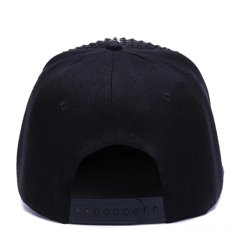 Schwarze Pyramid-Stud-Snapback-Kappe Nahaufnahme mit metallischen Studs Textur und Reflexivität, detaillierte Ansicht der dreidimensionalen Nieten-Pyramiden