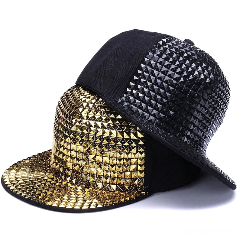 Schwarze Pyramid-Stud-Snapback-Kappe Seitenprofil mit dreidimensionaler Spike-Dimension, Profilansicht der gotischen Nieten-Kappe