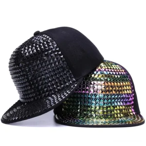 Schwarze und regenbogenfarbene Pyramid-Stud-Snapback-Kappen in Frontansicht, metallische Spike-Kontraste zeigend, gotische Kappe mit dreidimensionalen Nieten