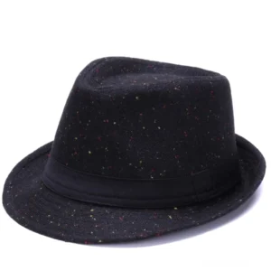 Schwarzer gesprenkelter Wollfilz-Fedora mit schwarzem Hutband und breiter Krempe – Frontale Schrägsicht