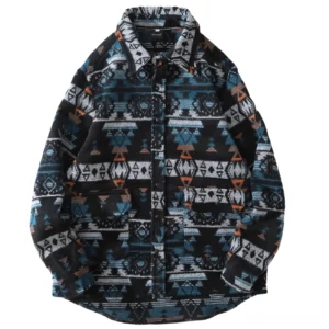 Blau-Schwarzes Tribal Geometric Gothic Hemd Vorderansicht – Okkulte Muster mit Turn-Down-Kragen, Knopfleiste und Brusttaschen für Alternative Mode und Dark Aesthetic