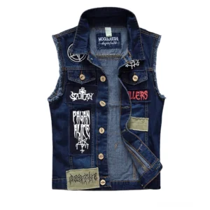 Blaue Denim-Gothic-Bikersweste Frontansicht mit Pentagramm-Patches, zerfransten Armlöchern und mehreren Punk- und Okkultsymbolen auf dunklem indigo Denim