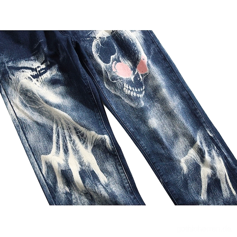 Blaue Denim-Jeans Nahaufnahme rosafarbiger Totenkopf mit Geisterhands-Bleichmittel-Effekt vintage Waschung