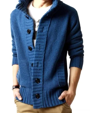 Tiefblauer gestrickter Gothic-Cardigan mit Stehkragen, Seitentaschen und einreihiger Knopfleiste auf männlichem Modell, Alternative Fashion Herren-Pulli mit grober Wolle