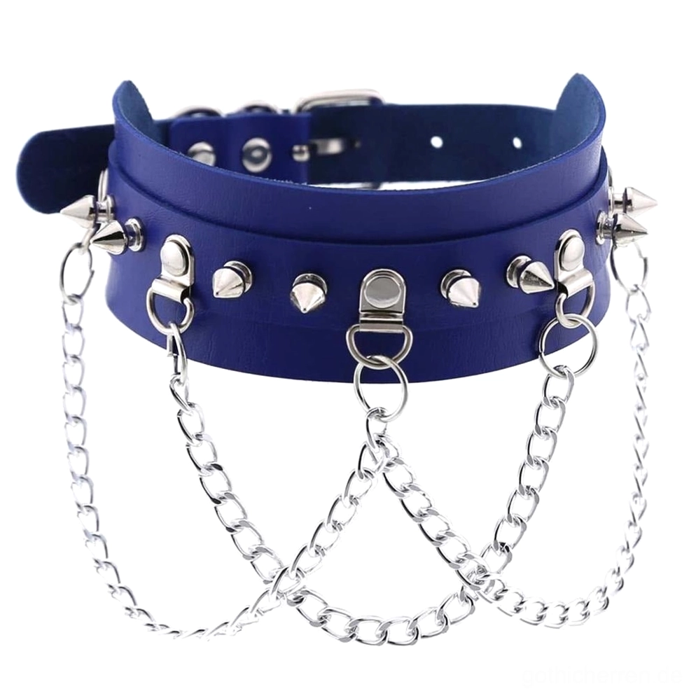 Blauer veganer Leder Spike Choker mit silbernen Kegel-Spikes und mehrlagiger Metallketten-Dekoration, Flat-Lay Produktfotografie, verstellbares Design
