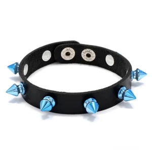 Blaues Spike Gothic Lederarmband Draufsicht mit kegelförmigen Metallnieten, flache Auslage auf weißem Hintergrund, unisex Punk Statement Cuff Armband