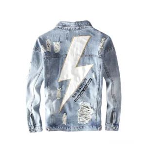 Große Blitzschlag-Grafikdrucke auf Rückenpanel der Gothic Denim Jacke mit ausgefransten Kanten und distressed Details