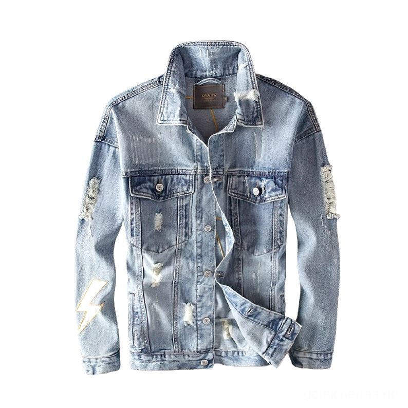 Blitzschlag Distressed Denim Jacke Vorderansicht mit hellblauer Waschung, Rips und silbernen Knöpfen – Gothic Alternative Herrenjacke