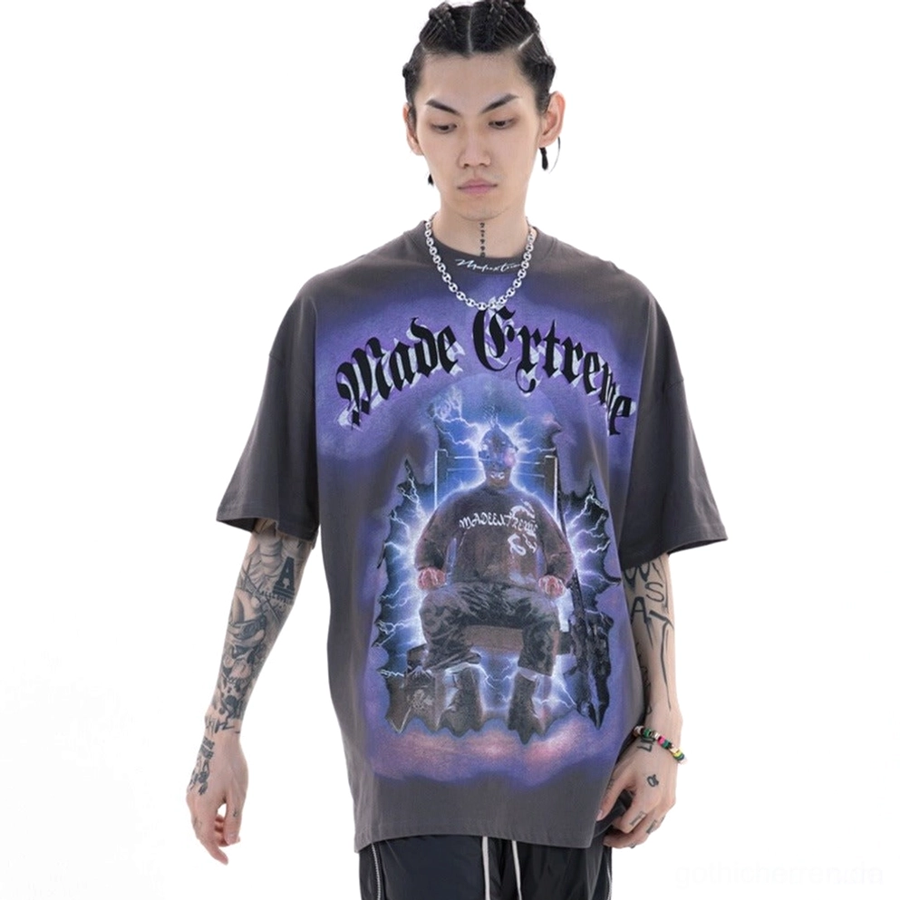 Blitzthron-Gothic-T-Shirt-Ärmel-Passform-Detail-auf-Modell-Drop-Shoulder-Design-und-Armlochlänge
