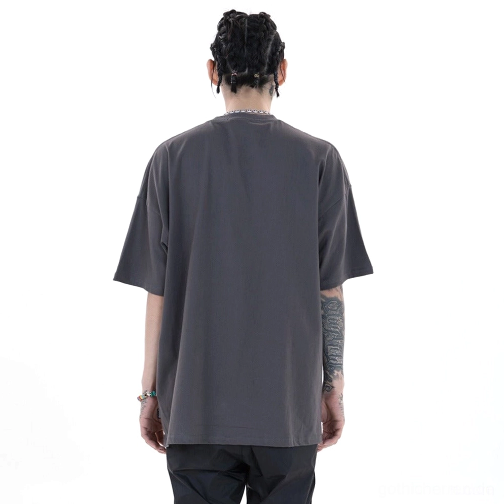 Blitzthron-Graues-Oversized-Gothic-T-Shirt-Rückseite-auf-tätowiertem-männlichem-Modell-Alternative-Streetwear-Styling