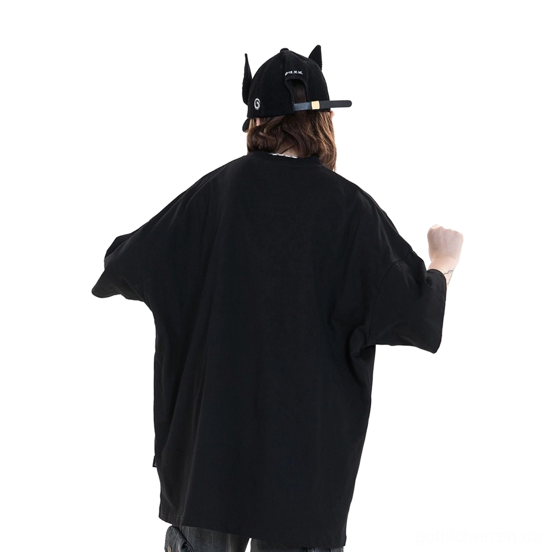 Blitzthron-Schwarzes-Oversized-Gothic-T-Shirt-Rückseite-auf-männlichem-Modell-mit-Baseballkappe-Drop-Shoulder-Passform
