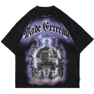 Blitzthron-Gothic-Grafik-T-Shirt-Rückseite-Flachlage-Oversized-Silhouette-mit-Seitenetikett-und-Druckdetail