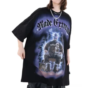 Blitzthron-Oversized-Gothic-Grafik-T-Shirt-Schwarz-Vorderansicht-auf-weiblichem-Modell-Drop-Shoulder-Fit-dunkler-Print