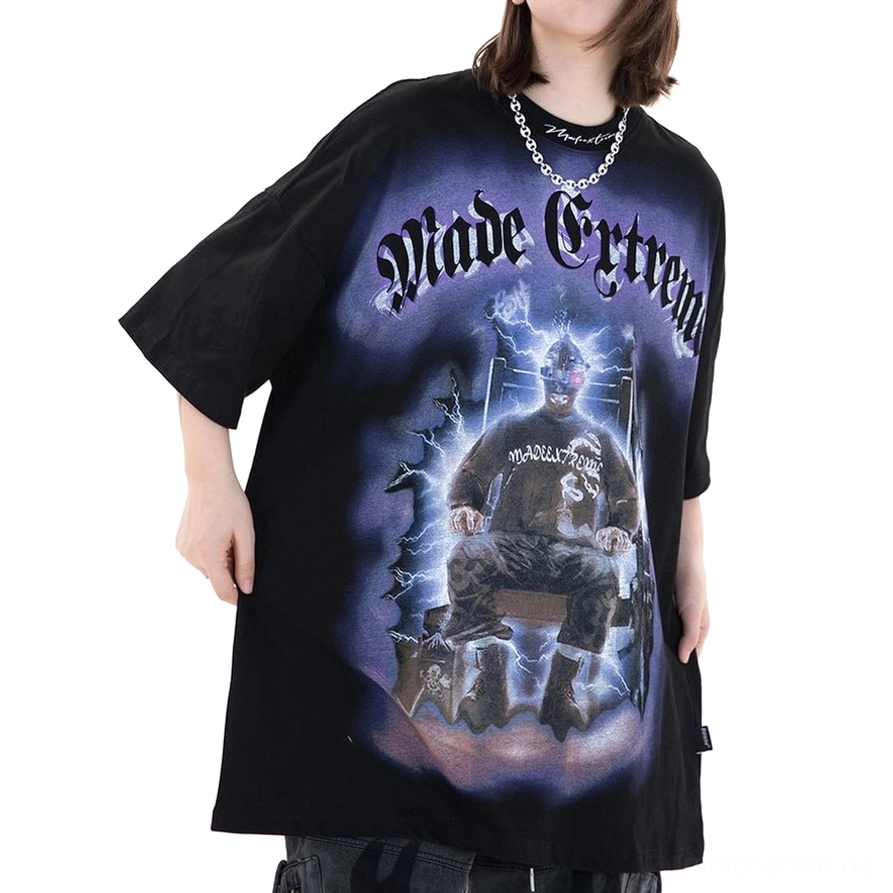Blitzthron-Oversized-Gothic-Grafik-T-Shirt-Schwarz-Vorderansicht-auf-weiblichem-Modell-Drop-Shoulder-Fit-dunkler-Print
