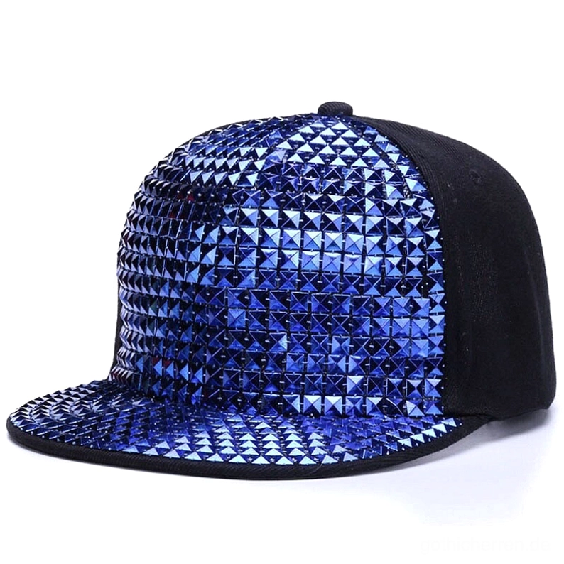 Hellblaue metallische Pyramid-Stud-Flat-Brim-Kappe, Seitenfrontansicht mit detaillierten Studs, gotische Snapback mit leuchtenden Nieten-Pyramiden