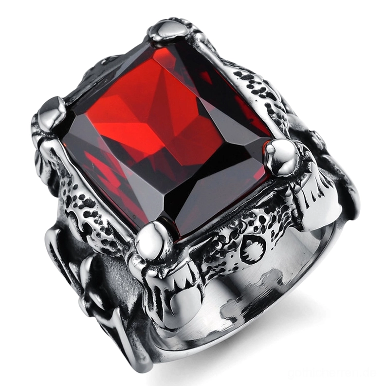 Nahaufnahme des blutrot leuchtenden Zirkon Gothic Rings mit Vintage-Schnitzwerk-Textur auf dem Metallband, quadratisch geschliffener Karmin-Stein und feine Kreuzgravuren auf gotischem Edelstahl-Band