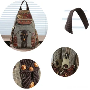 Hand-bestickte Patterni Klappe mit gewebter Quaste und Holzperlen Akzenten – detaillierte Stickerei-Nahaufnahme des bohemischen gothischen Rucksacks